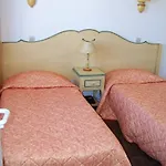 勒特姆特酒店和一室公寓 2*